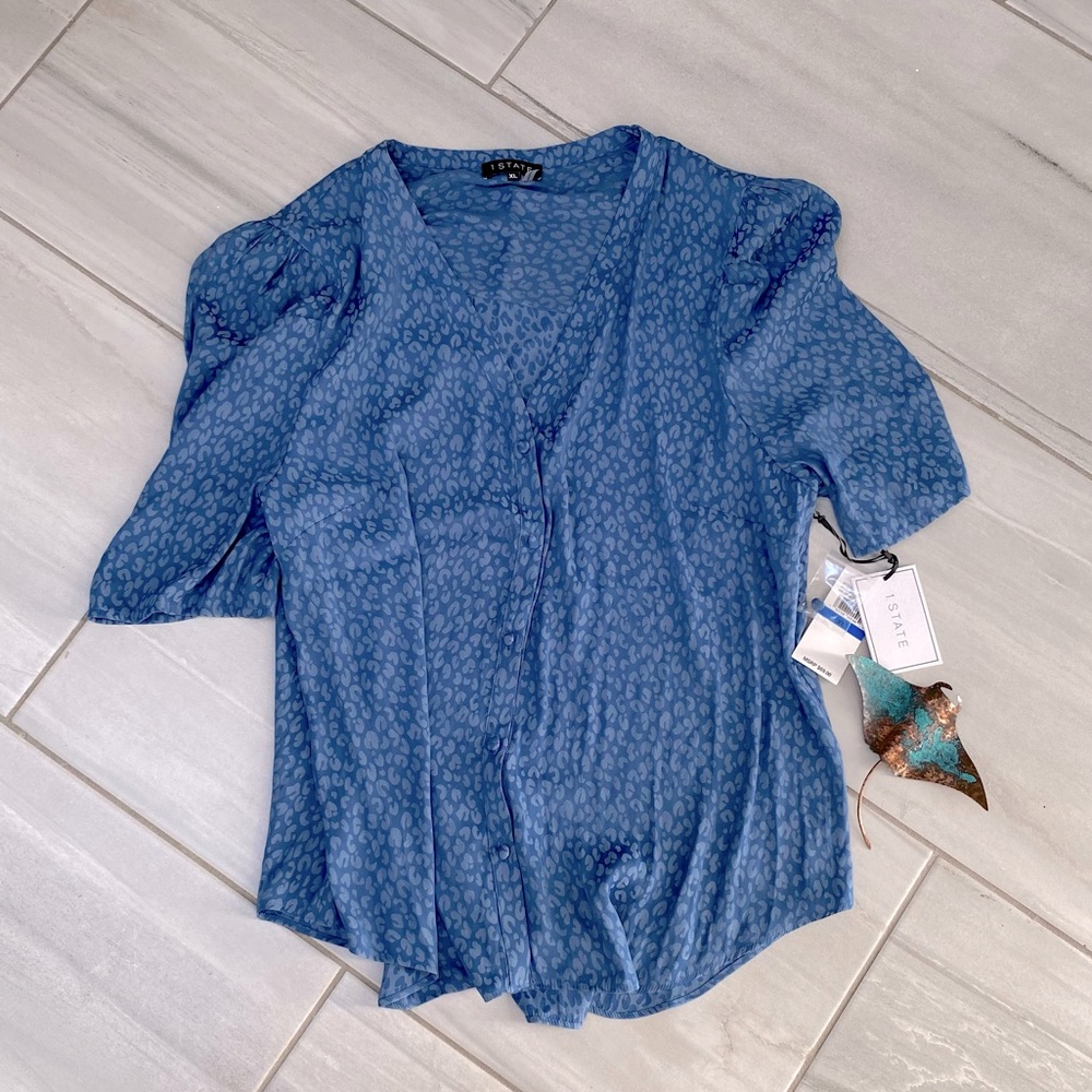 1.STATE NWT patterned light blue buttoned flounce sleeve top - XL 🩵